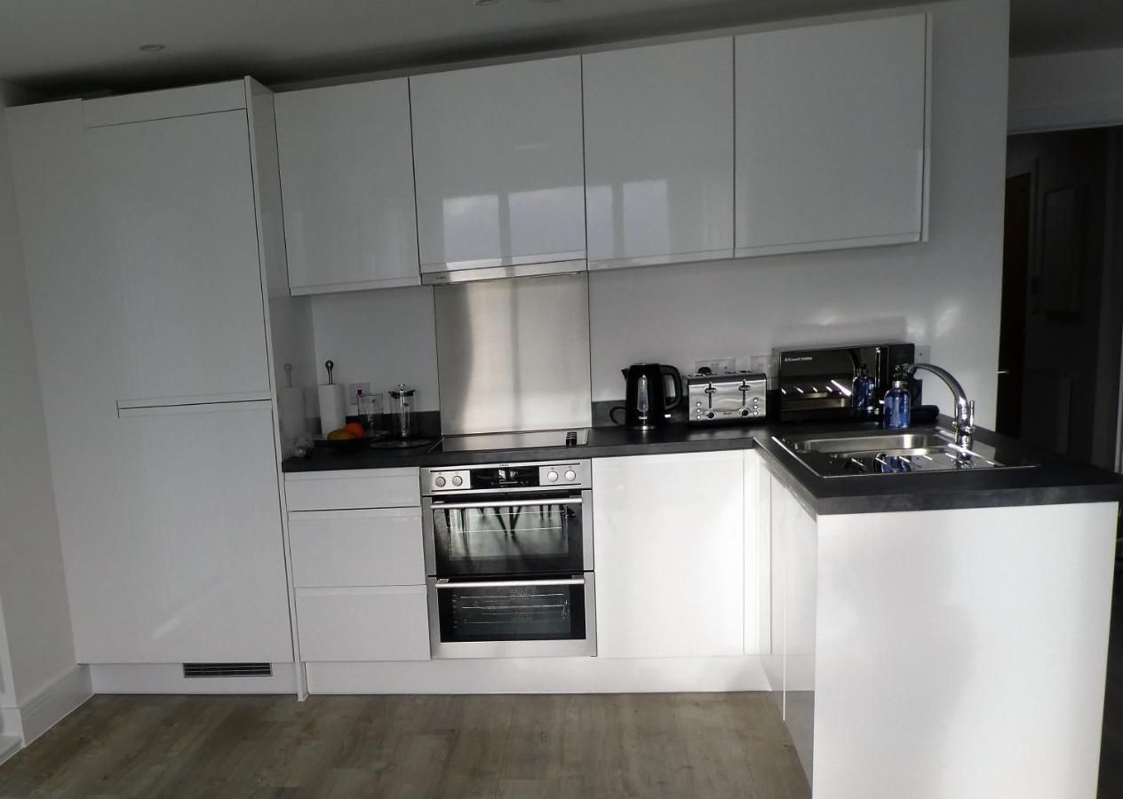 Seaview West Coast - Exceptional - 2 Bedrooms Sleeps 5 -Stunning Sea Views - 500 Metres To Beach Bournemouth Bagian luar foto