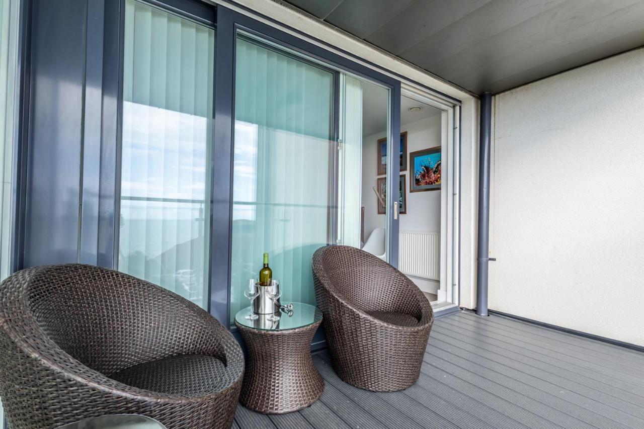 Seaview West Coast - Exceptional - 2 Bedrooms Sleeps 5 -Stunning Sea Views - 500 Metres To Beach Bournemouth Bagian luar foto