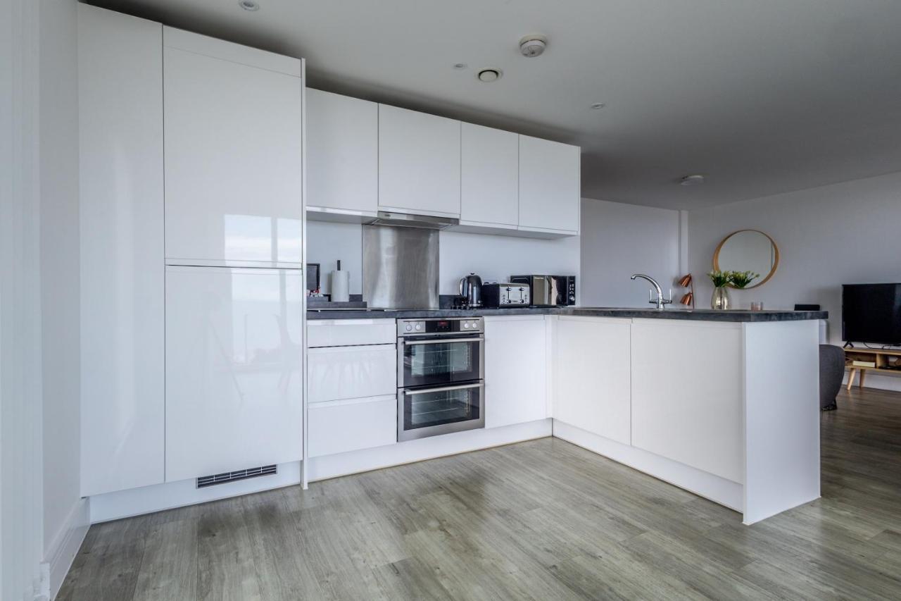 Seaview West Coast - Exceptional - 2 Bedrooms Sleeps 5 -Stunning Sea Views - 500 Metres To Beach Bournemouth Bagian luar foto