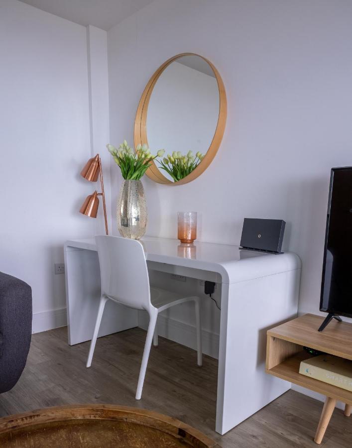 Seaview West Coast - Exceptional - 2 Bedrooms Sleeps 5 -Stunning Sea Views - 500 Metres To Beach Bournemouth Bagian luar foto