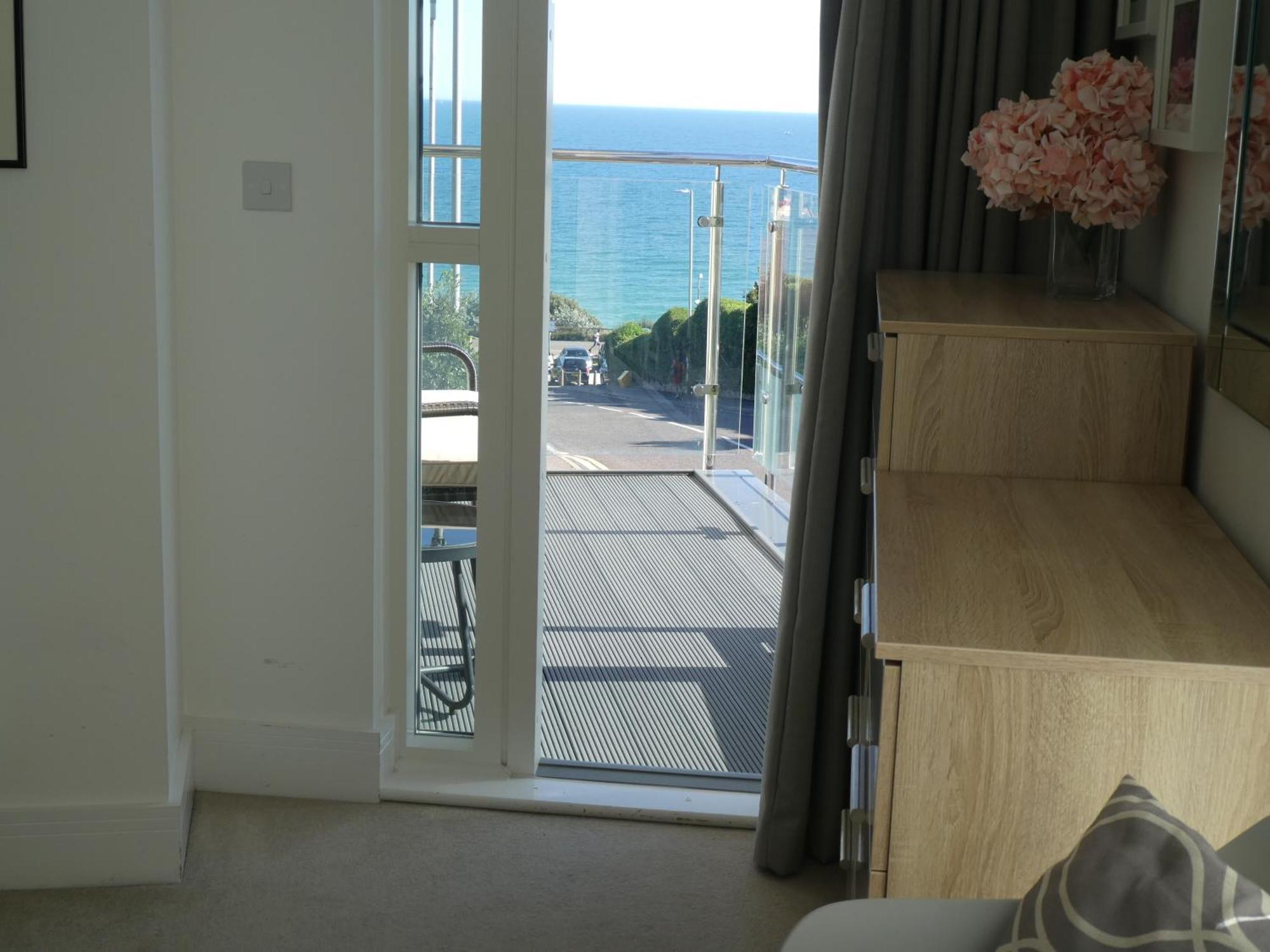 Seaview West Coast - Exceptional - 2 Bedrooms Sleeps 5 -Stunning Sea Views - 500 Metres To Beach Bournemouth Bagian luar foto