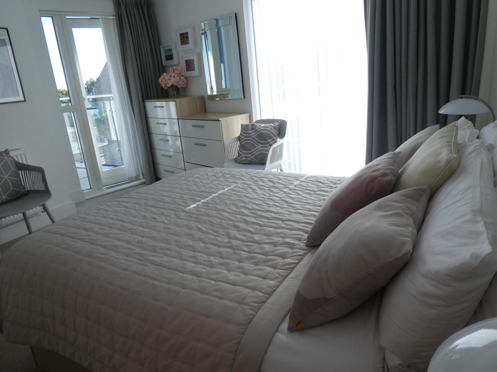 Seaview West Coast - Exceptional - 2 Bedrooms Sleeps 5 -Stunning Sea Views - 500 Metres To Beach Bournemouth Bagian luar foto