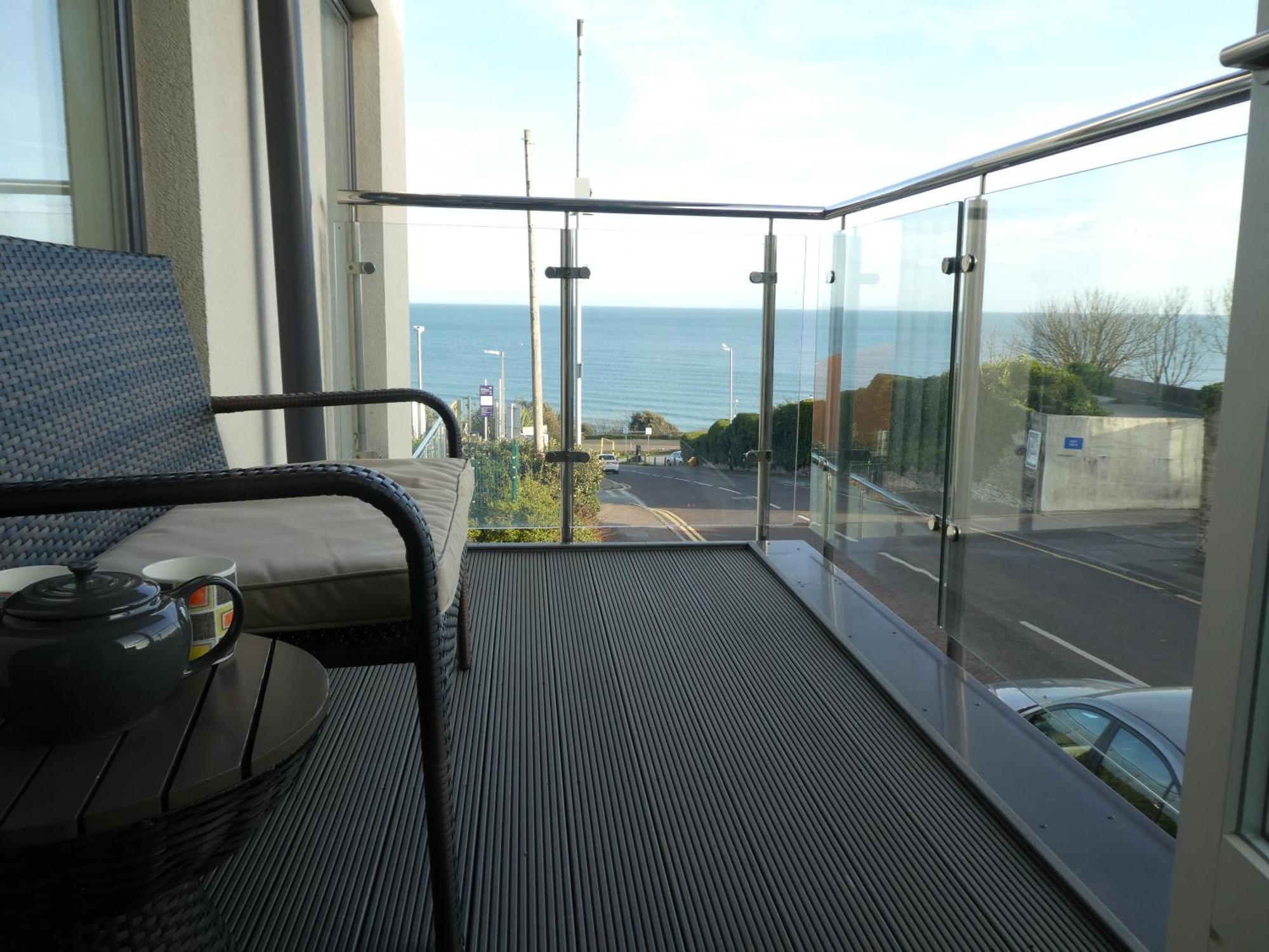 Seaview West Coast - Exceptional - 2 Bedrooms Sleeps 5 -Stunning Sea Views - 500 Metres To Beach Bournemouth Bagian luar foto